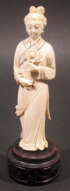 Sujet en ivoire sculpté figurant une femme...