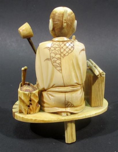 Sujet en ivoire sculpté figurant un lettré...