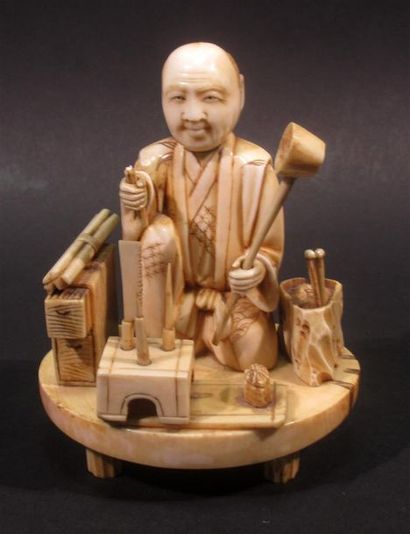 Sujet en ivoire sculpté figurant un lettré...