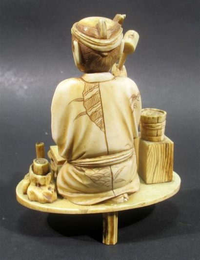 Sujet en ivoire sculpté figurant un travailleur...