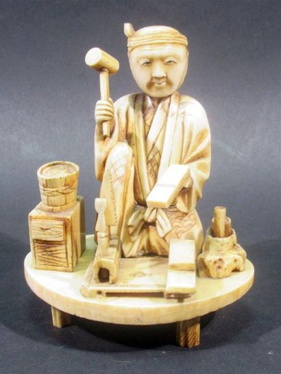 Sujet en ivoire sculpté figurant un travailleur...