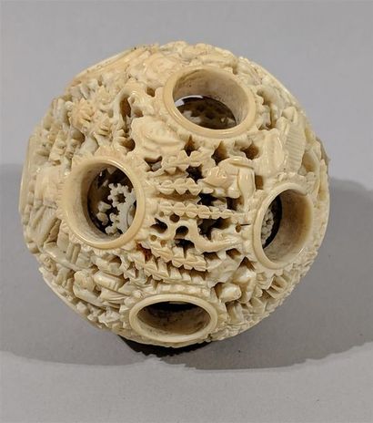 Boule de CANTON en ivoire sculpté et ajouré...
