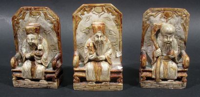 Suite de trois sujets en pierre dure sculptée...