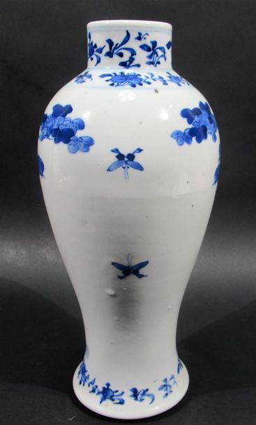Vase en porcelaine à décor en camaïeu bleu...
