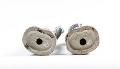 Deux statuettes de personnages en porcelaine...
