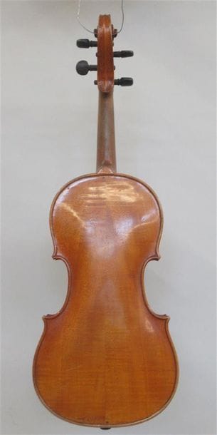Violon entier, la table en épicéa et le fond...