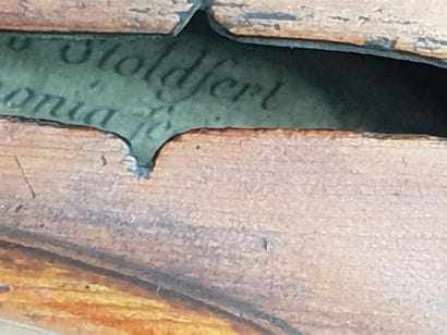 Violon entier, la table en épicéa et le fond...