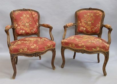 Suite de deux fauteuils en noyer mouluré...