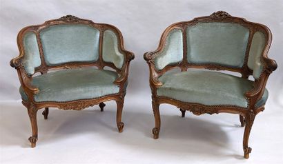 Paire de bergères en noyer mouluré et sculpté...