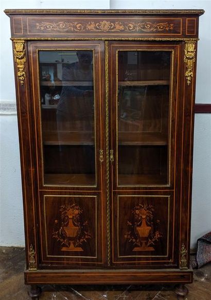 BIBLIOTHEQUE BASSE en placage d'acajou ouvrant...