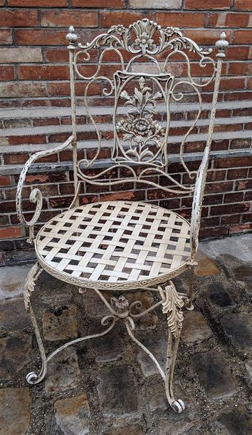 Fauteuil de jardin en fer forgé laqué blanc...