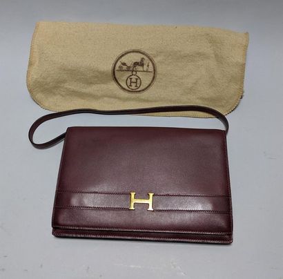 HERMES PARIS - Pochette en cuir couleur violine,...