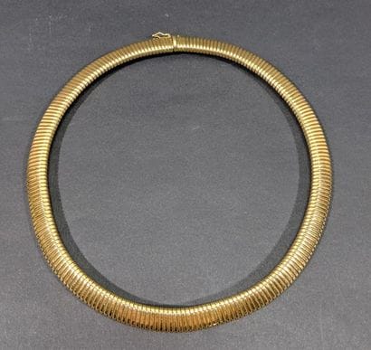 Collier en or jaune 18 K (750/oo) à mailles...