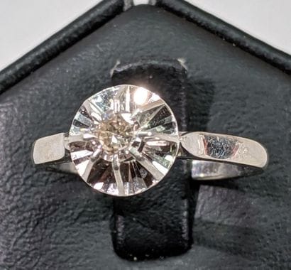 Bague solitaire en or gris 18 K (750/oo)...