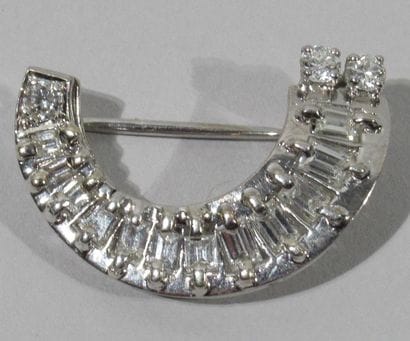 Broche demi-lune en or gris 18 K (750/oo)...