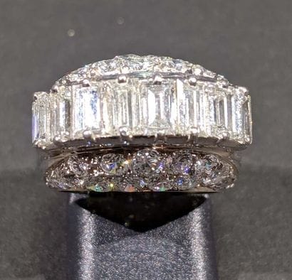 Bague Jonc en or gris 18 K (750/oo) surmontée...