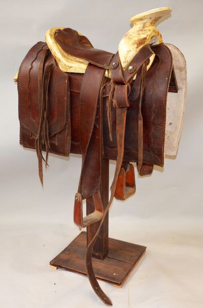 SELLE en bois sculpté gainé de parchemin...
