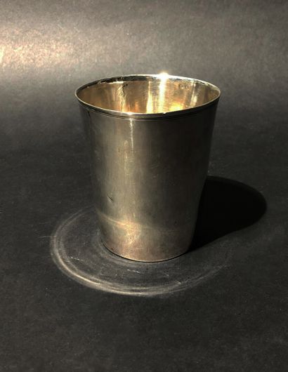 TIMBALE en argent massif à léger ourlet souligné...