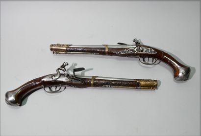 Longue paire de pistolets d'arçon à silex...