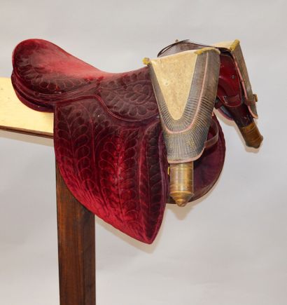 SELLE DE GENERAL en velours rouge finement...