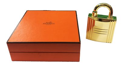 HERMES. Flacon de parfum en métal doré en...