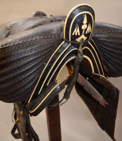 SELLE côsaque en cuir noir gainé sur une...