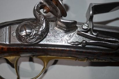 Paire de longs et forts pistolets à silex

Canon...
