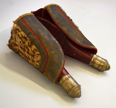 Paire d'étui à pistolets en cuir rouge, les...