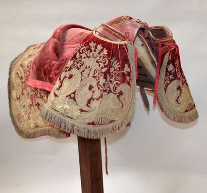 SELLE entièrement recouverte de velours rouge...