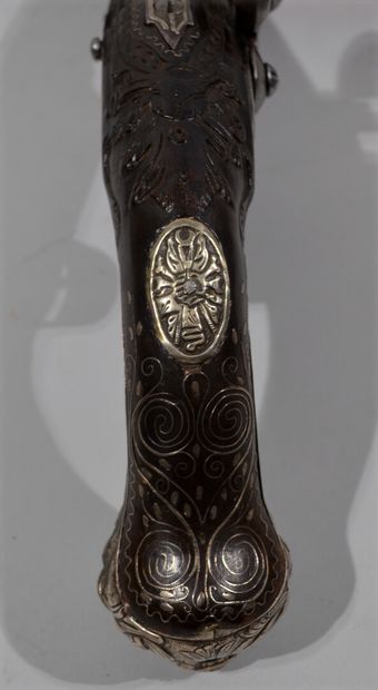 Fort pistolet à silex ottoman. 

Beau canon...