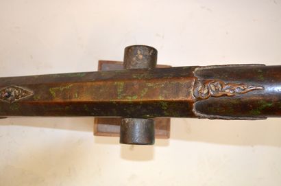 COULEUVRINE en bronze à patine brune et médaille....
