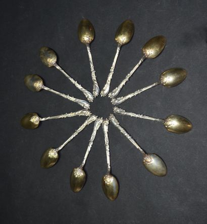 SUITE DE 12 petites cuillères en argent massif...