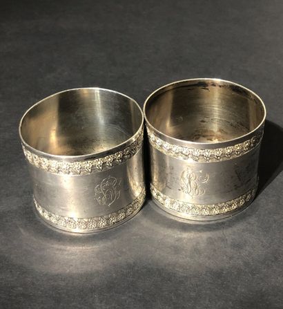 REUNION de deux ronds de serviettes en argent...