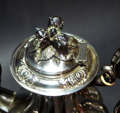 THÉIÈRE en argent massif à panse balustre...