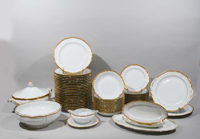 LIMOGES

Service de table en porcelaine blanche...
