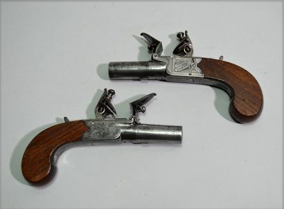 Paire de pistolets à coffre à silex. 

Canons...