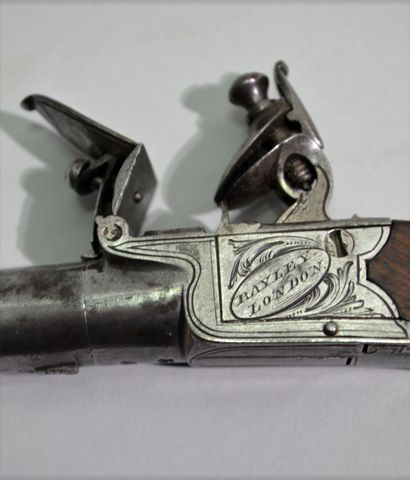 Paire de pistolets à coffre à silex. 

Canons...