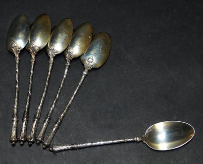 SUITE DE 6 petites cuillères en argent massif...