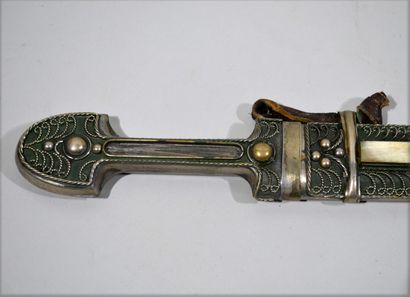 Couteau côsaque avec fourreau à décor filigrané...