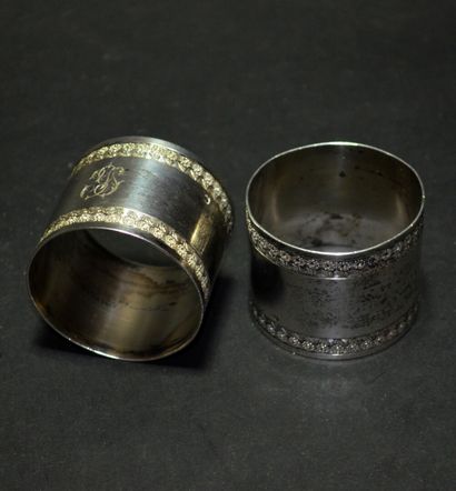 REUNION de deux ronds de serviettes en argent...
