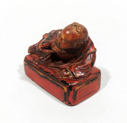Netsuke en buis à trace de laque rouge de...