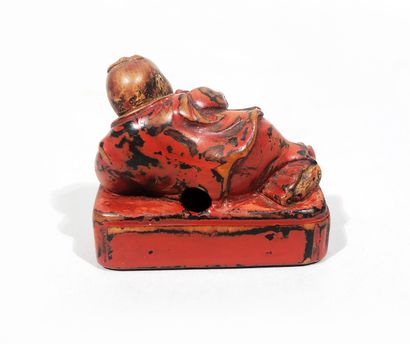 Netsuke en buis à trace de laque rouge de...