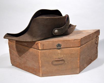 CHAPEAU BICORNE D'OFFICIER, SECOND EMPIRE.

Chapeau...
