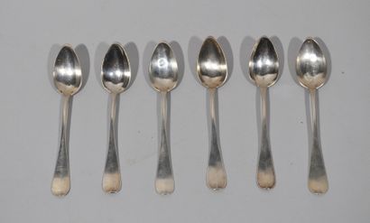 SUITE DE 6 PETITES CUILLÈRES en argent massif...