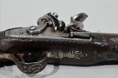Long et fort pistolet à silex ottoman. 

Canon...