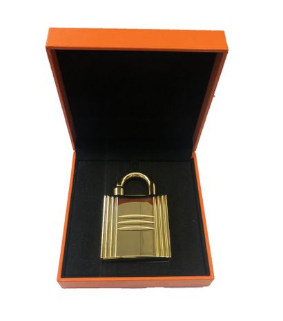 HERMES. Flacon de parfum en métal doré en...