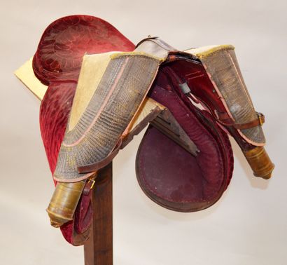 SELLE DE GENERAL en velours rouge finement...