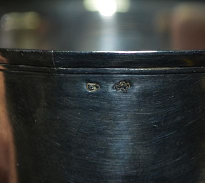 TIMBALE en argent massif à léger ourlet souligné...