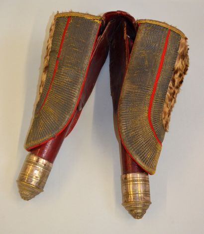 Paire d'étui à pistolets en cuir rouge, les...