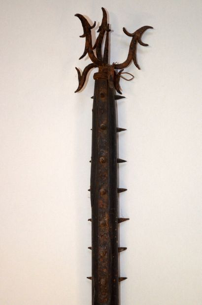 Bâton long avec extrémité en fer forgé de...
